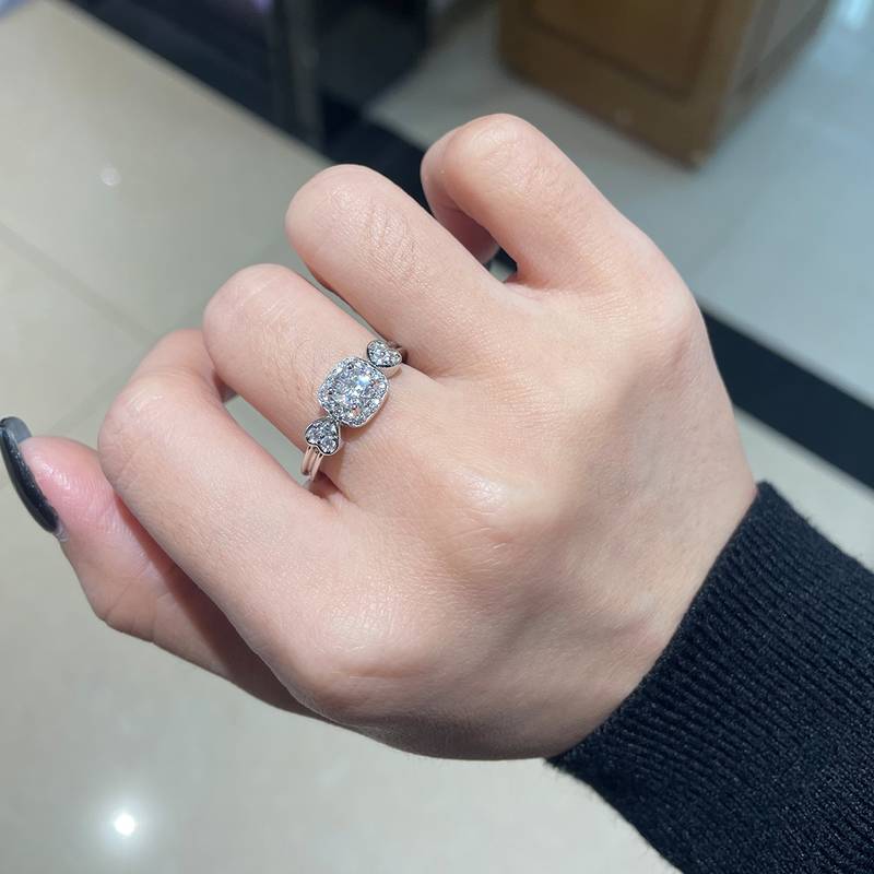 枕形钻女戒女戒S925银镀18K白金定制选款主石莫桑钻0.6ct/副石高碳钻